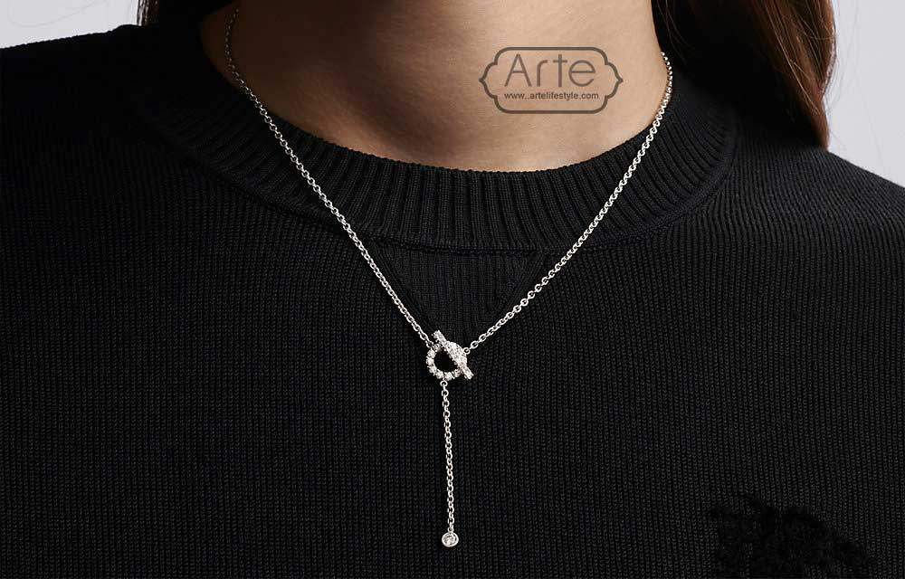 finesse lariat necklace 219207B 00 worn 2 0 0 1000 1000 b - گره خوردن زنجیر گردنبند؛ راه های جلوگیری از در هم پیچیدن زنجیر گردنبندها